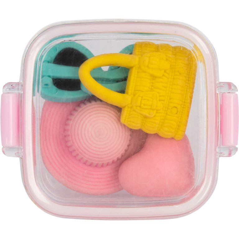 Bunte Spielzeug-Accessoires in transparenter Kunststoffbox mit rosa Rand. Bunte Spielzeug-Accessoires in transparenter Kunststoffbox mit rosa Rand.