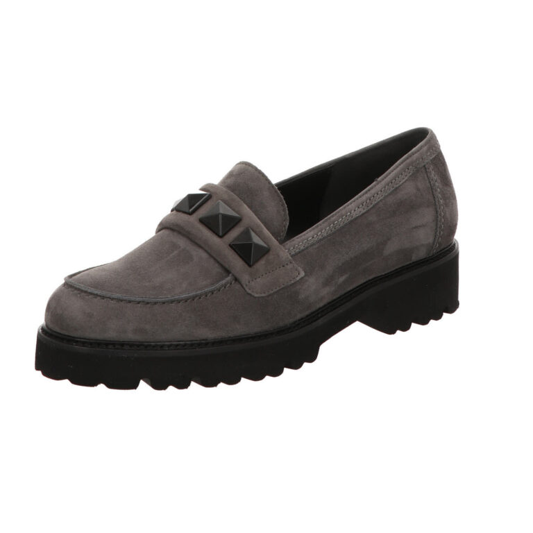 Grauer Loafer aus Leder mit Nieten und profilierter schwarzer Sohle. Grauer Loafer aus Leder mit Nieten und profilierter schwarzer Sohle.