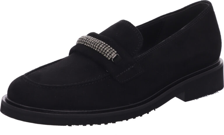 Schwarzer Mokassin mit Schmuckdetail über der Lasche. Schwarzer Mokassin mit Schmuckdetail über der Lasche.